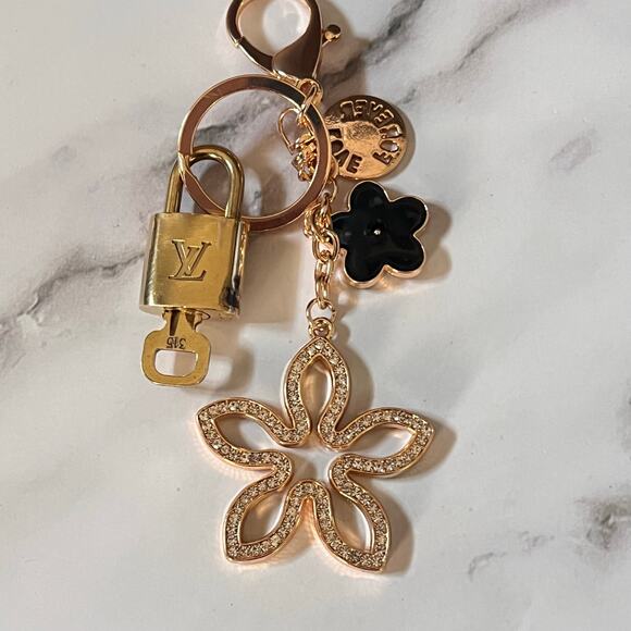 Louis Vuitton Lock and Key #315 with a Clover Fashion Keychain - Picture 1 of 7